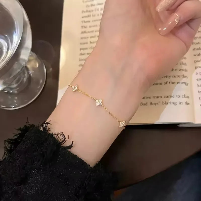 Bracelet Cristal Fleur Trèfle — Acier Inoxydable Doré & Zircon