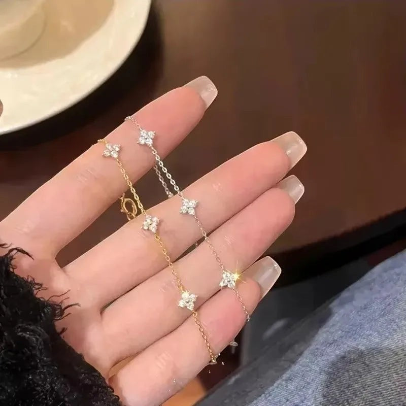 Bracelet NovaPick avec motifs trèfle en zircon brillant sur chaîne fine en acier inoxydable doré et argenté